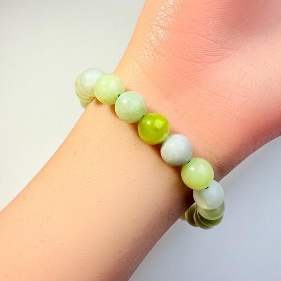 Handmade Light Green Stone Bracelet with Clear Center Bead - Picture 4 of 6